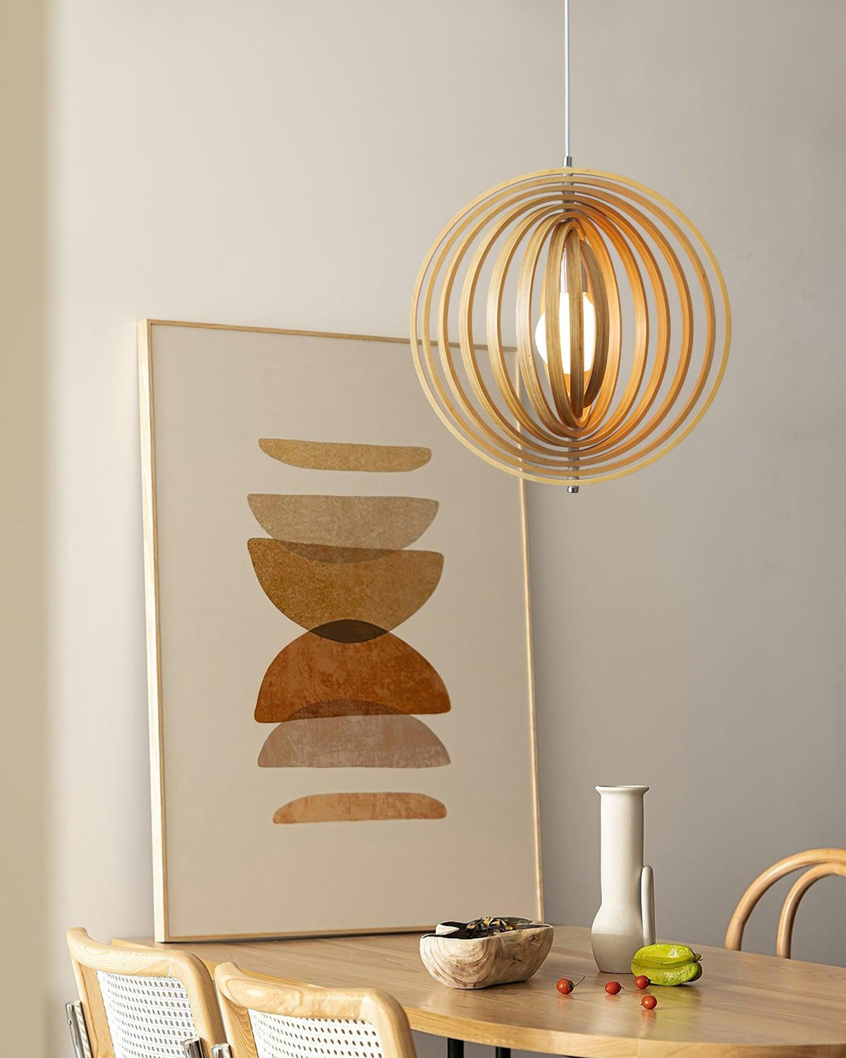 Pendelleuchte aus Holz mit Holzkugeln im organischen Minimalismus