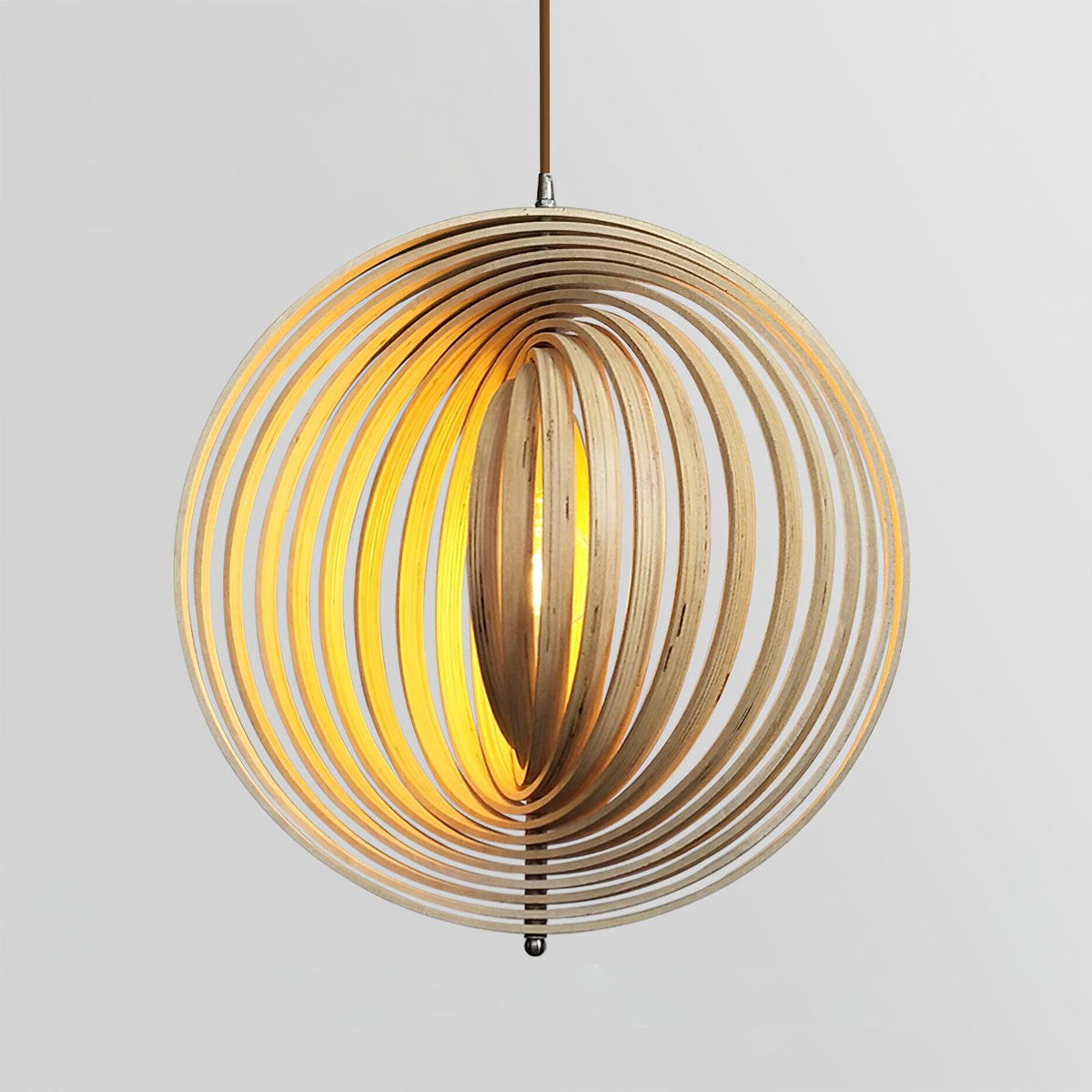 Pendelleuchte aus Holz mit Holzkugeln im organischen Minimalismus