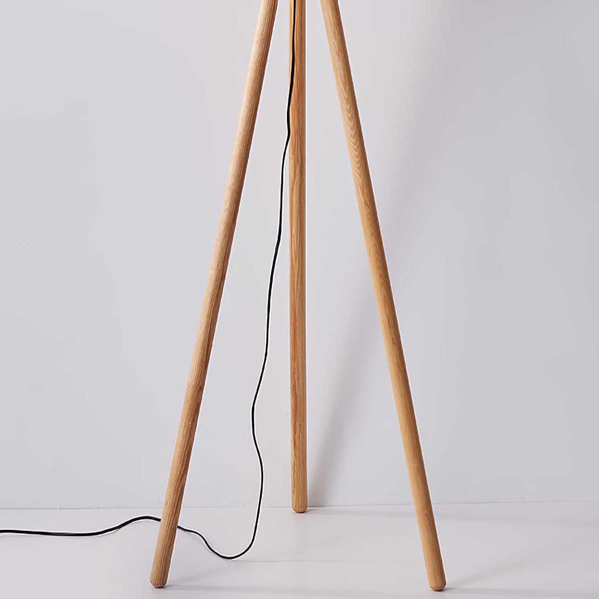 Zetalyre Stehleuchte aus Holz im Dreibein-Design