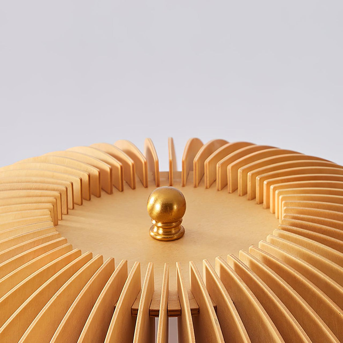 Zetalyre Stehleuchte aus Holz im Dreibein-Design