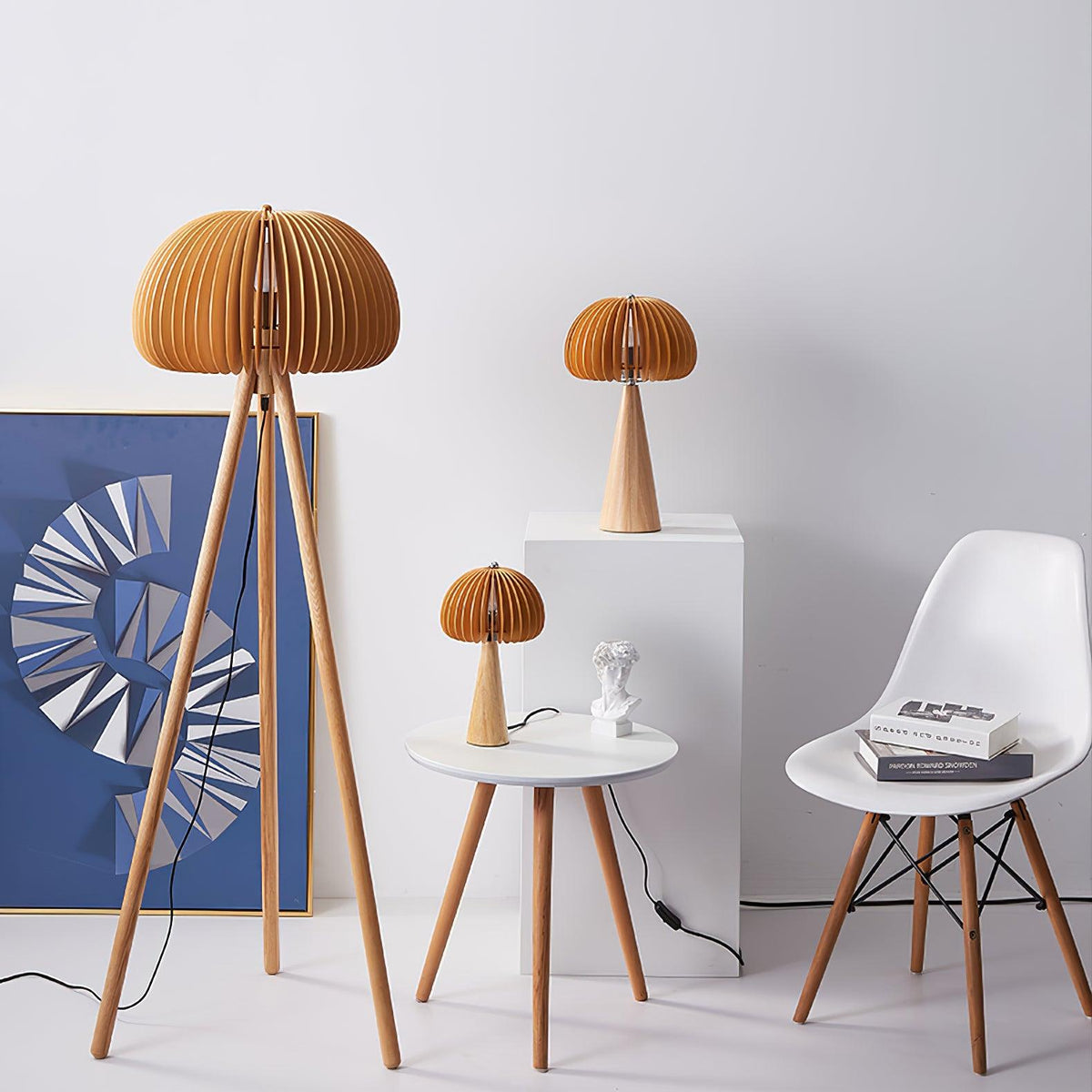 Zetalyre Stehleuchte aus Holz im Dreibein-Design