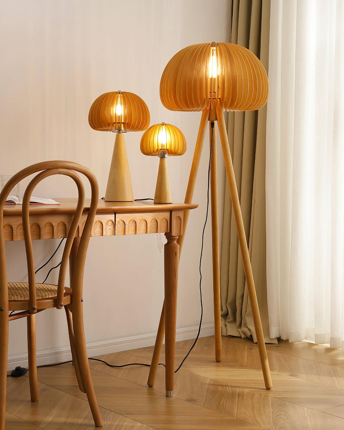 Zetalyre Stehleuchte aus Holz im Dreibein-Design