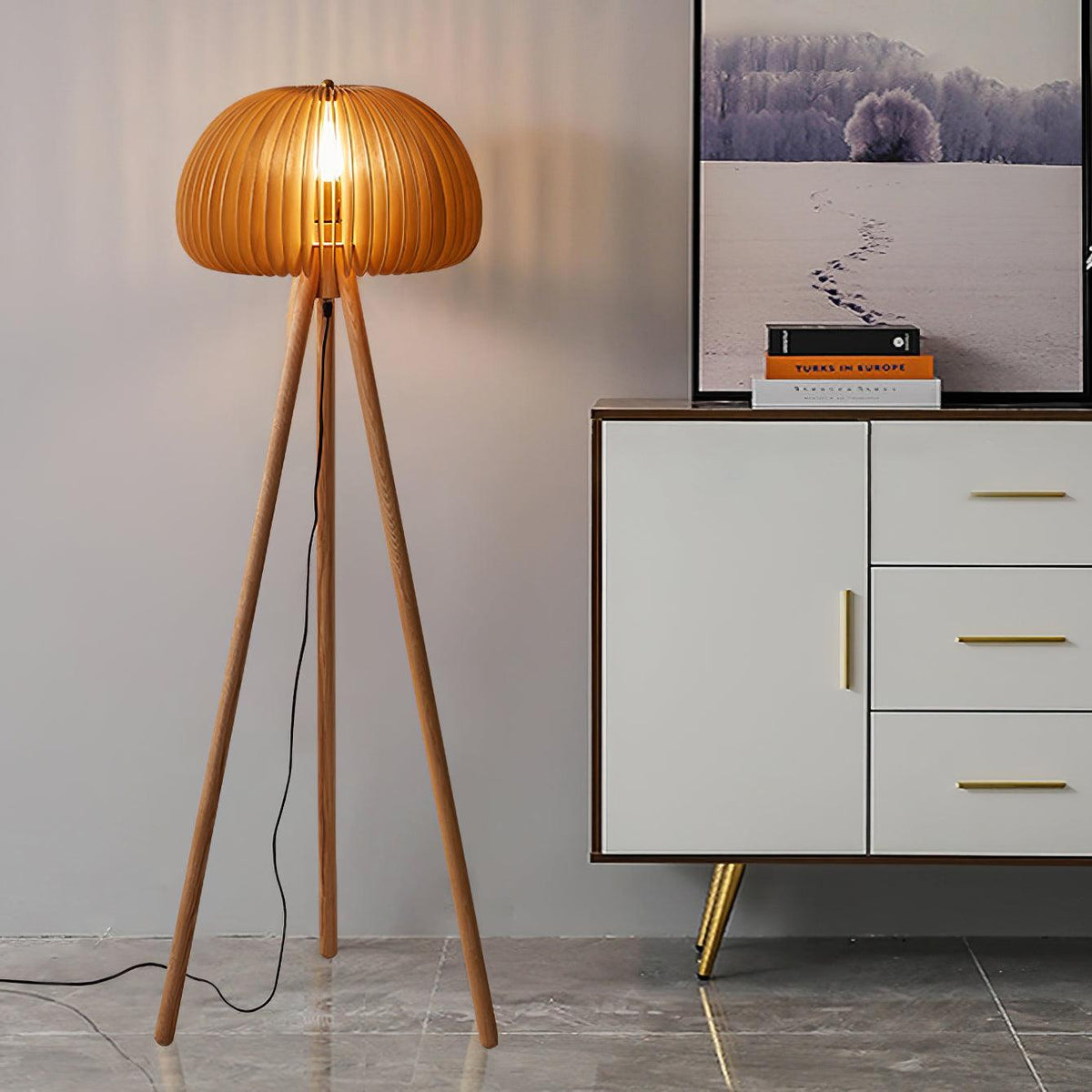 Zetalyre Stehleuchte aus Holz im Dreibein-Design