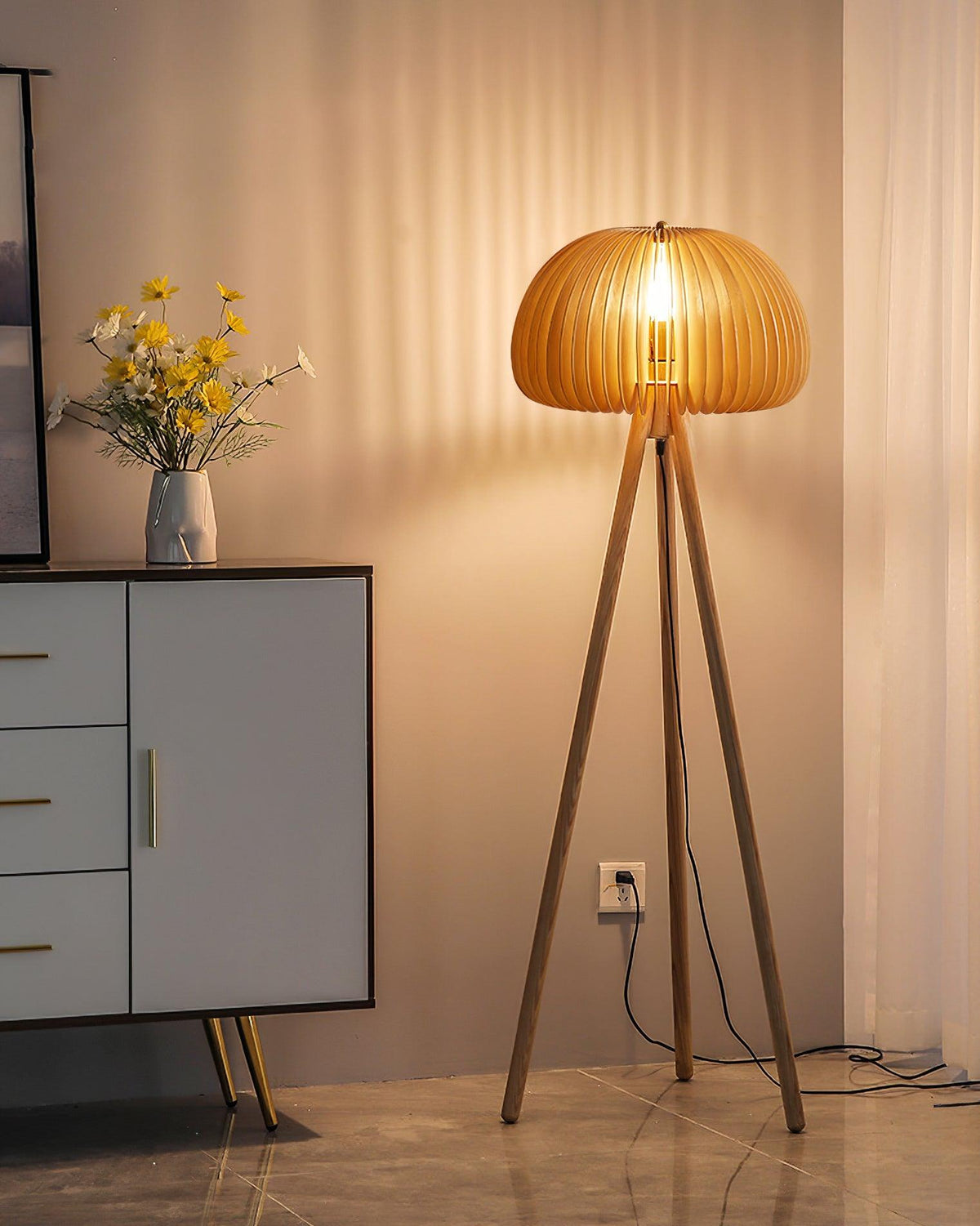 Zetalyre Stehleuchte aus Holz im Dreibein-Design