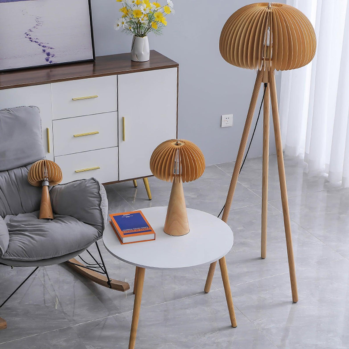 Zetalyre Stehleuchte aus Holz im Dreibein-Design