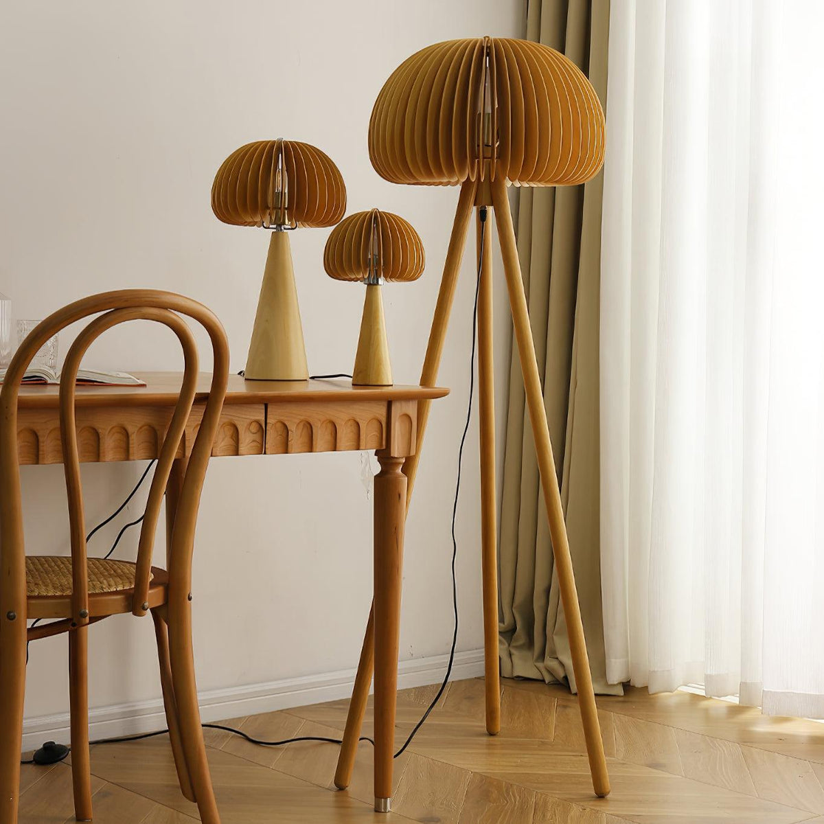 Zetalyre Stehleuchte aus Holz im Dreibein-Design
