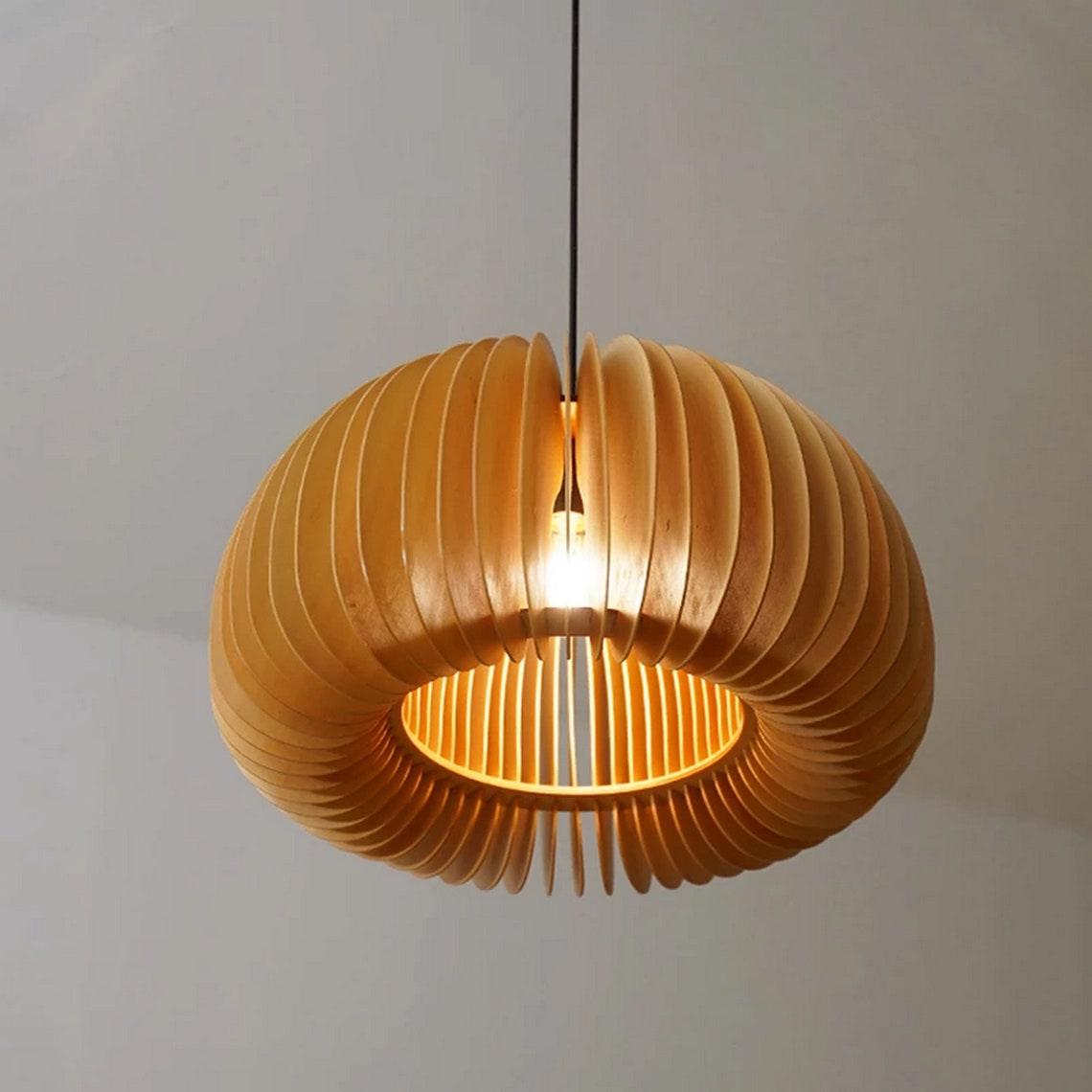Doren Pendelleuchte aus Holz in Kieselsteinform nordisch