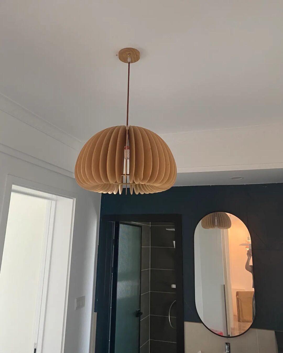 Doren Pendelleuchte aus Holz in Kieselsteinform nordisch
