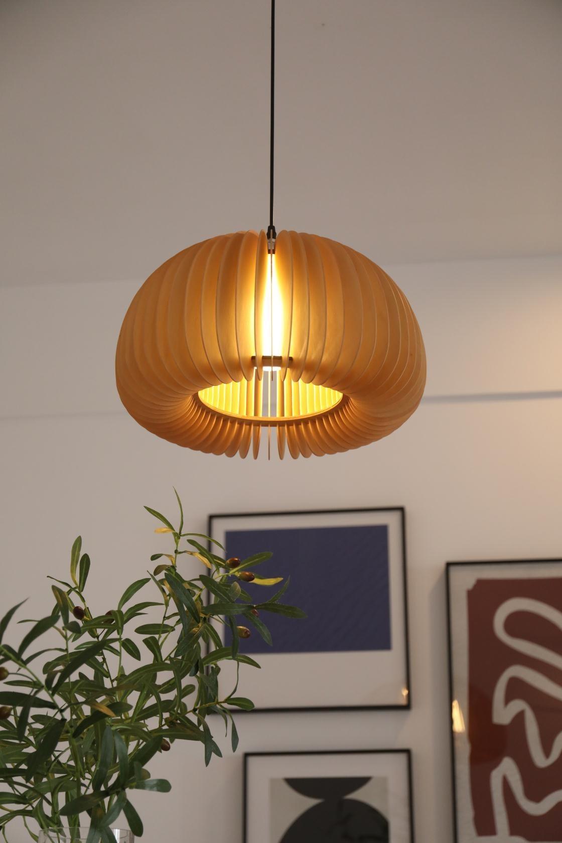 Doren Pendelleuchte aus Holz in Kieselsteinform nordisch