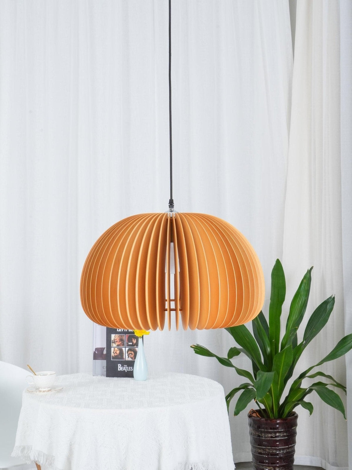 Doren Pendelleuchte aus Holz in Kieselsteinform nordisch