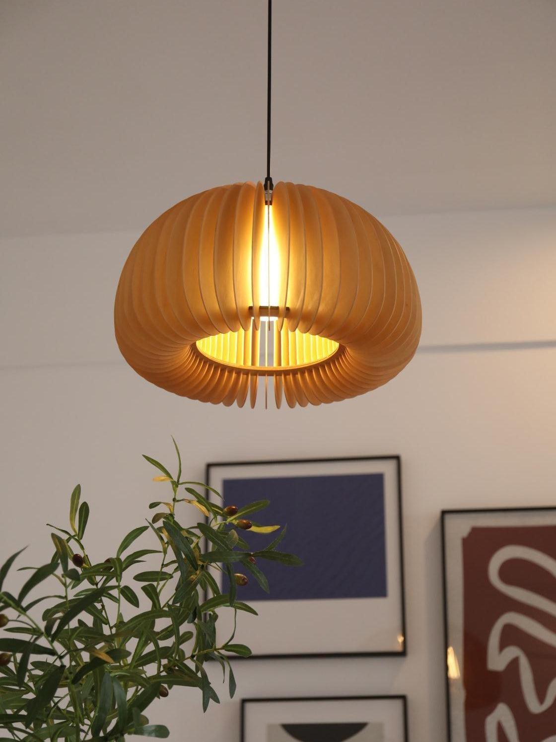 Enoris Retro-Pendelleuchte aus Holz