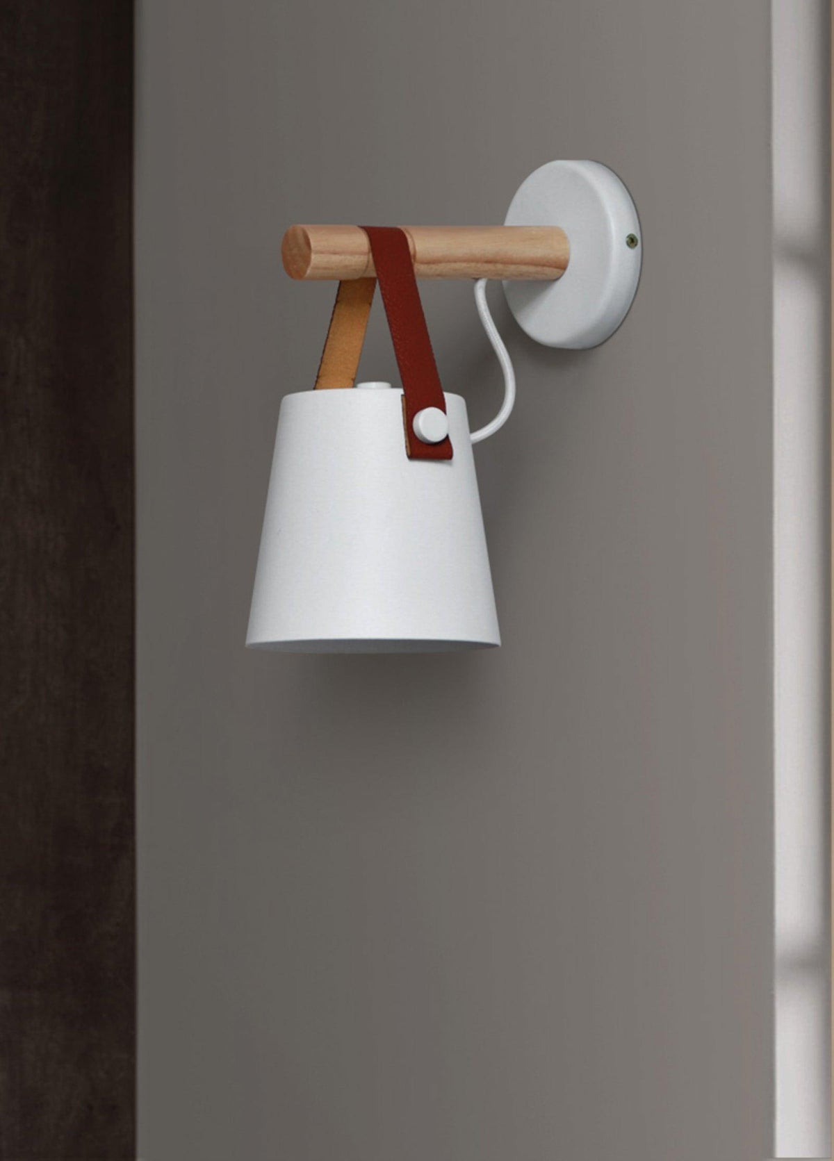 Virixon Wandleuchte aus Holz und Leder