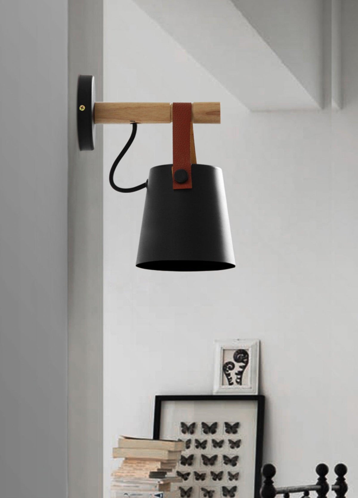 Virixon Wandleuchte aus Holz und Leder