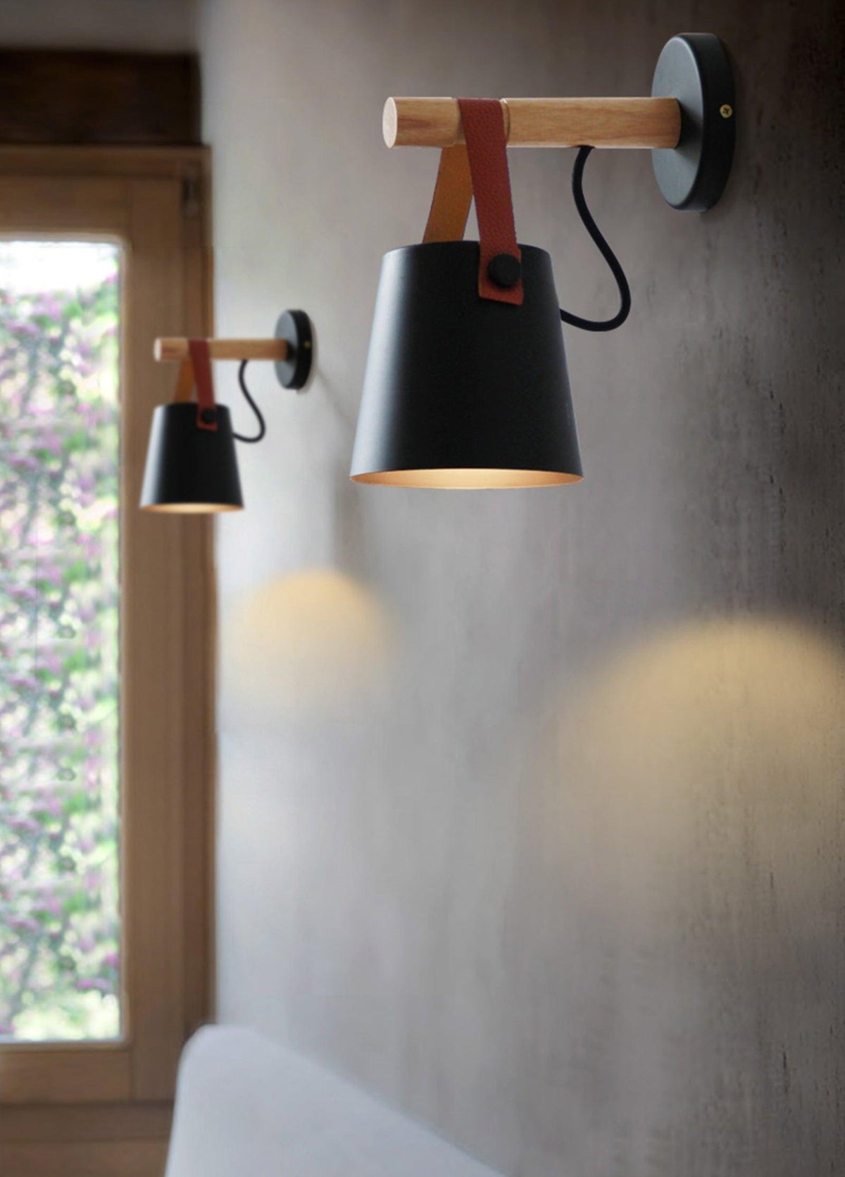 Virixon Wandleuchte aus Holz und Leder