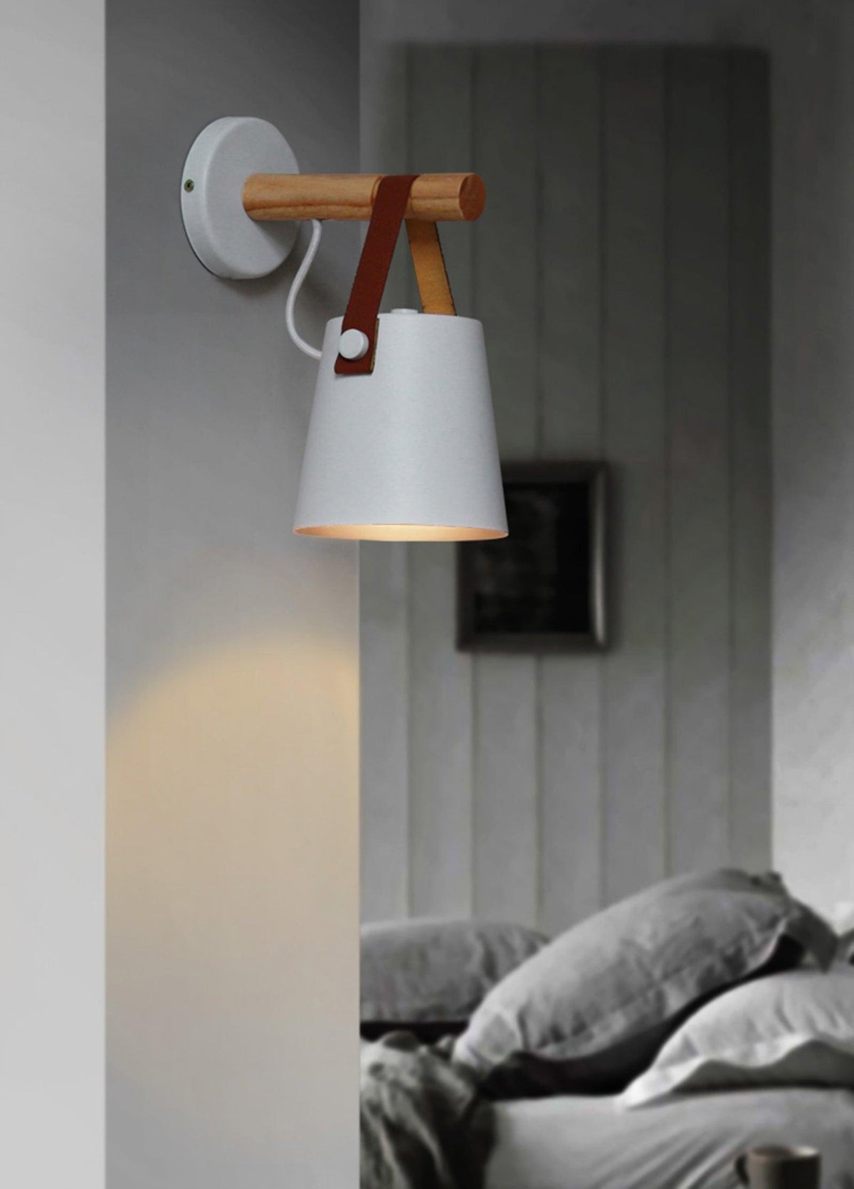 Virixon Wandleuchte aus Holz und Leder