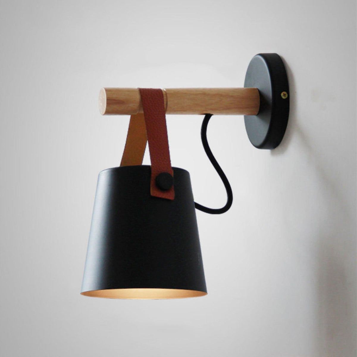 Virixon Wandleuchte aus Holz und Leder