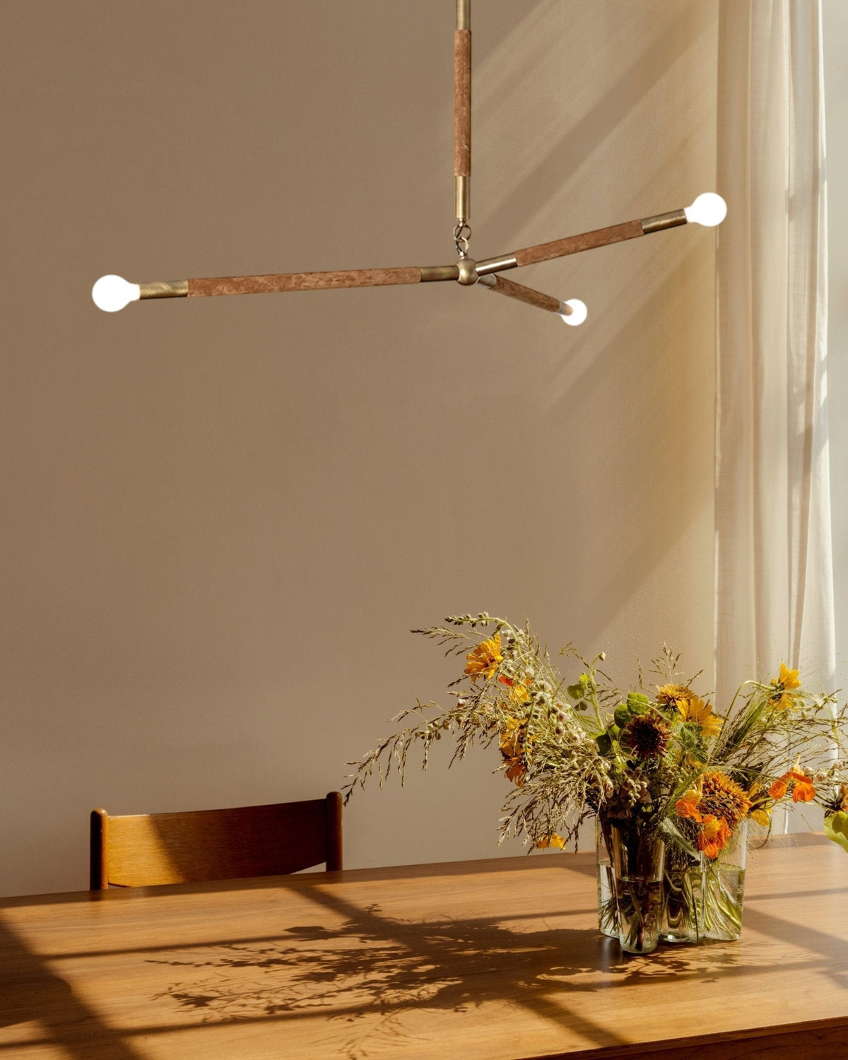Solireon Kronleuchter aus Messing mit linearer Struktur