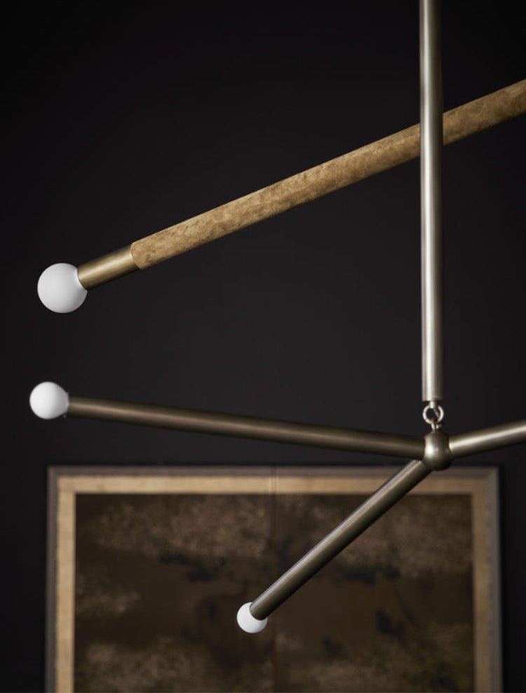 Solireon Kronleuchter aus Messing mit linearer Struktur