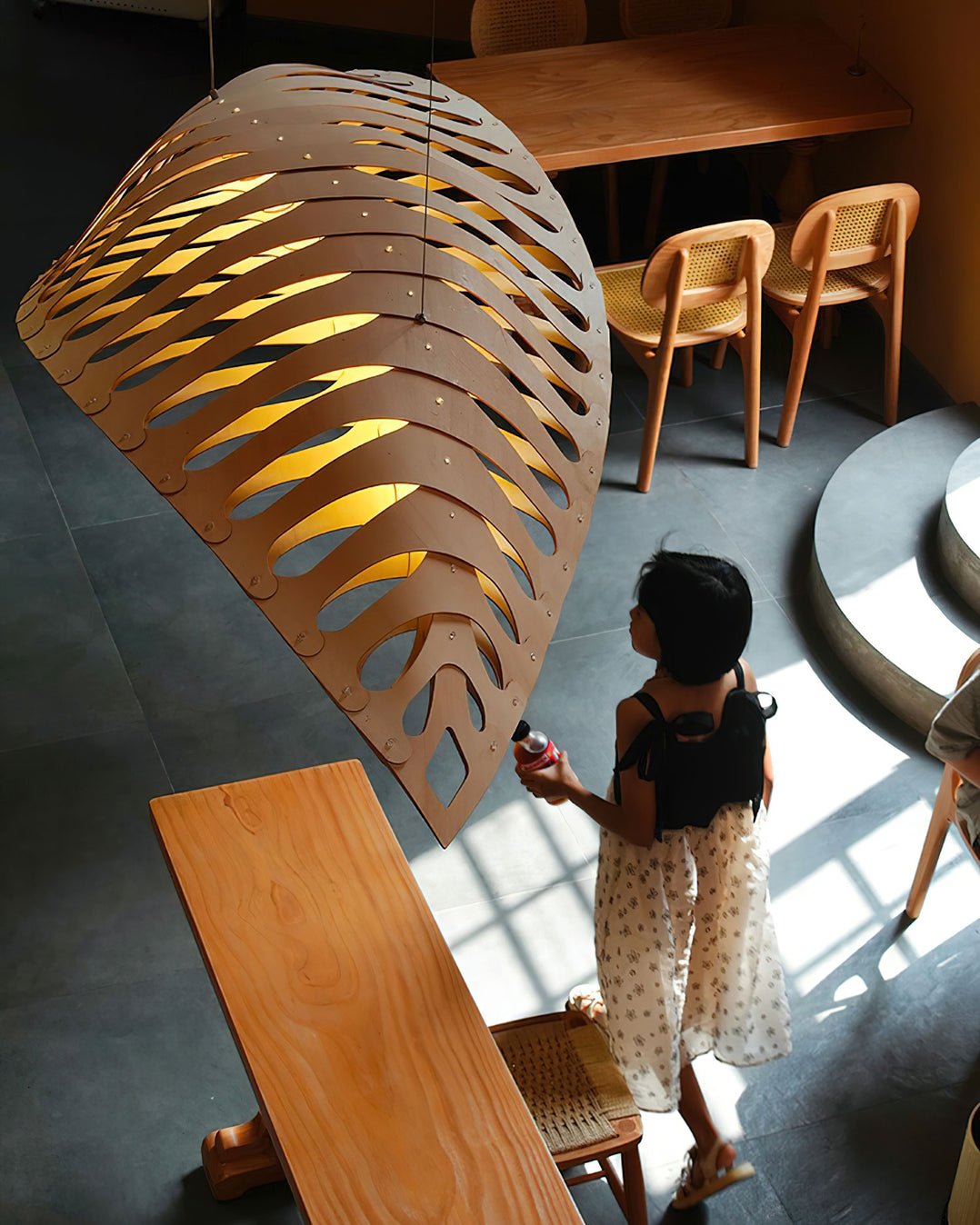 Veliren Pendelleuchte aus Holz mit Blatt-Design