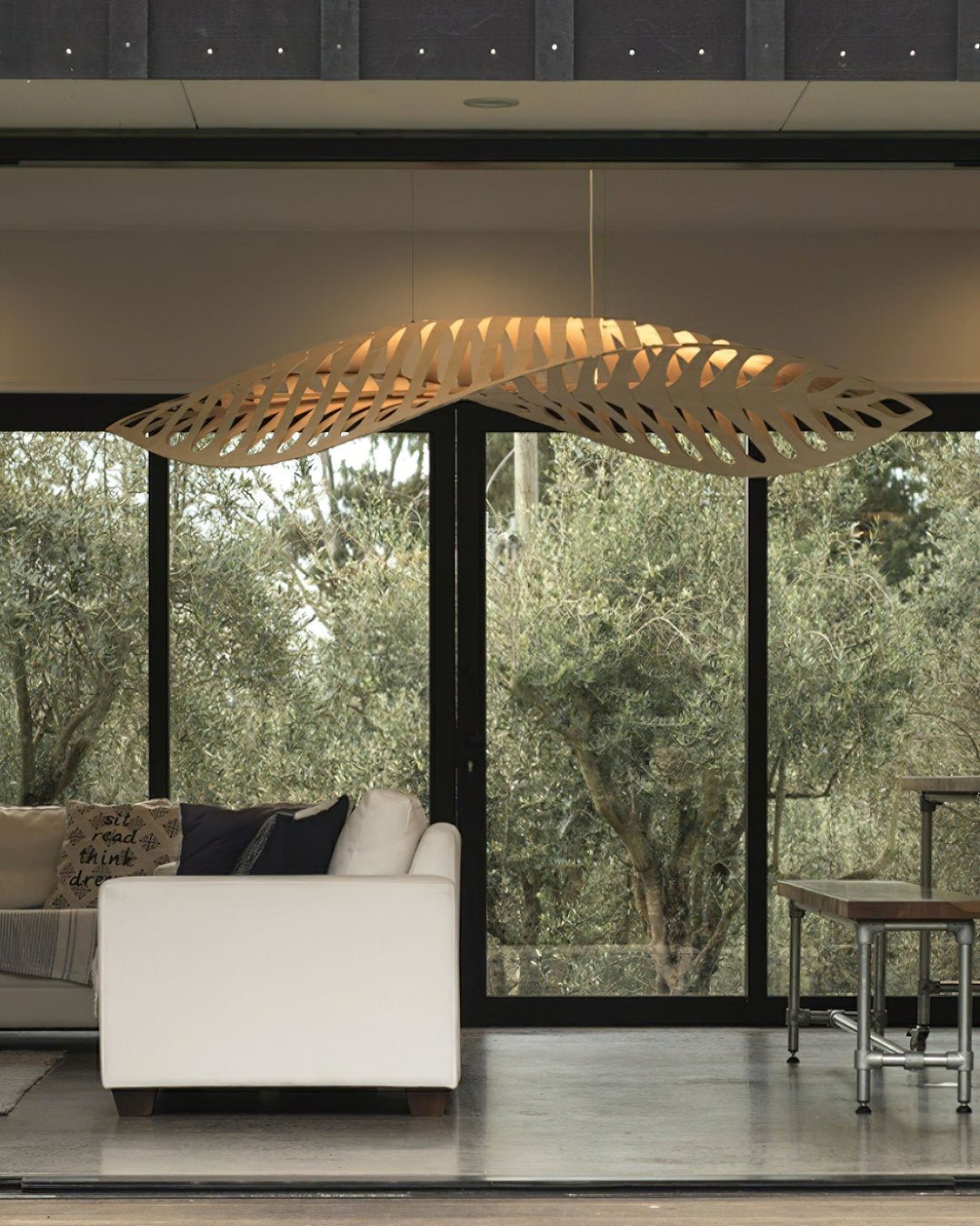 Veliren Pendelleuchte aus Holz mit Blatt-Design