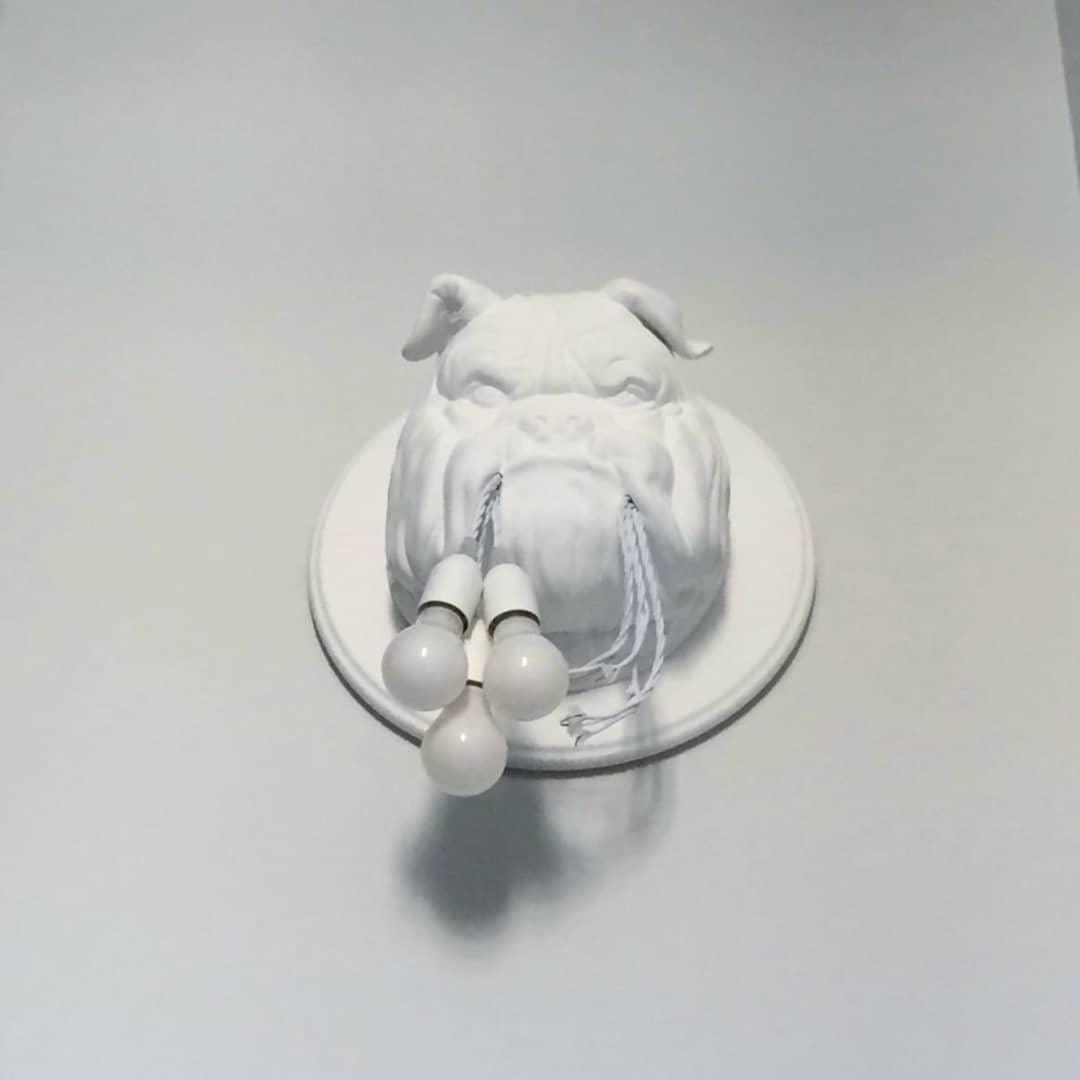 Umeri Wandleuchte Bulldog-Skulptur whimsisch