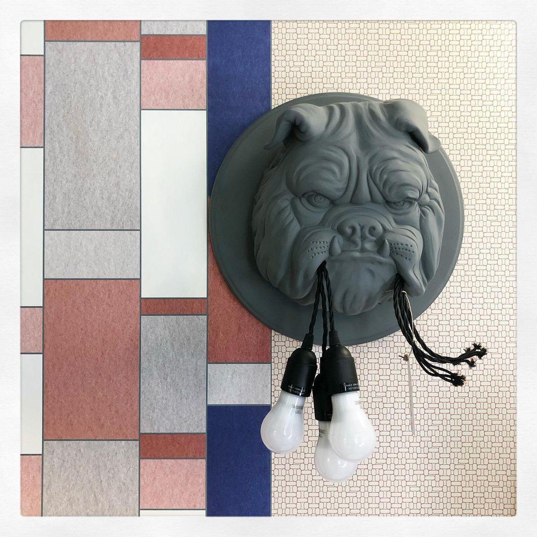 Umeri Wandleuchte Bulldog-Skulptur whimsisch
