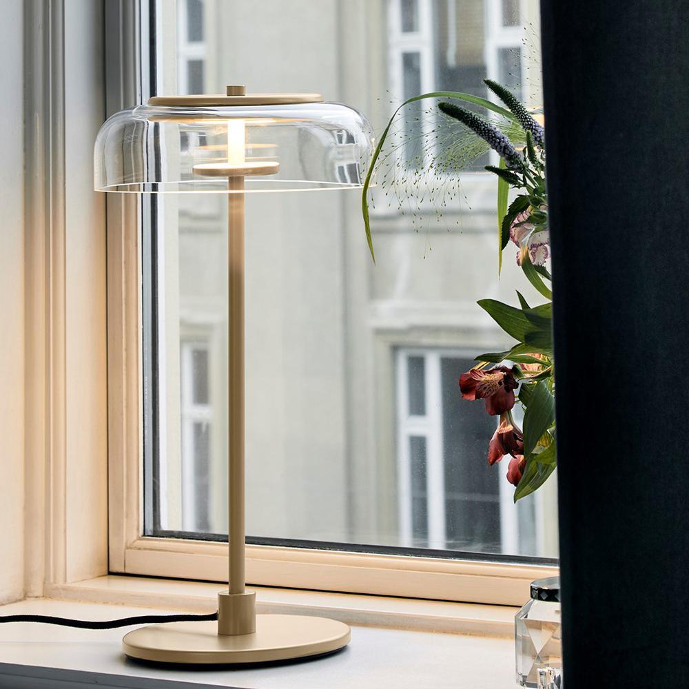 Rinelette Tischleuchte mit transparentem Glaskolben und Holzfuß