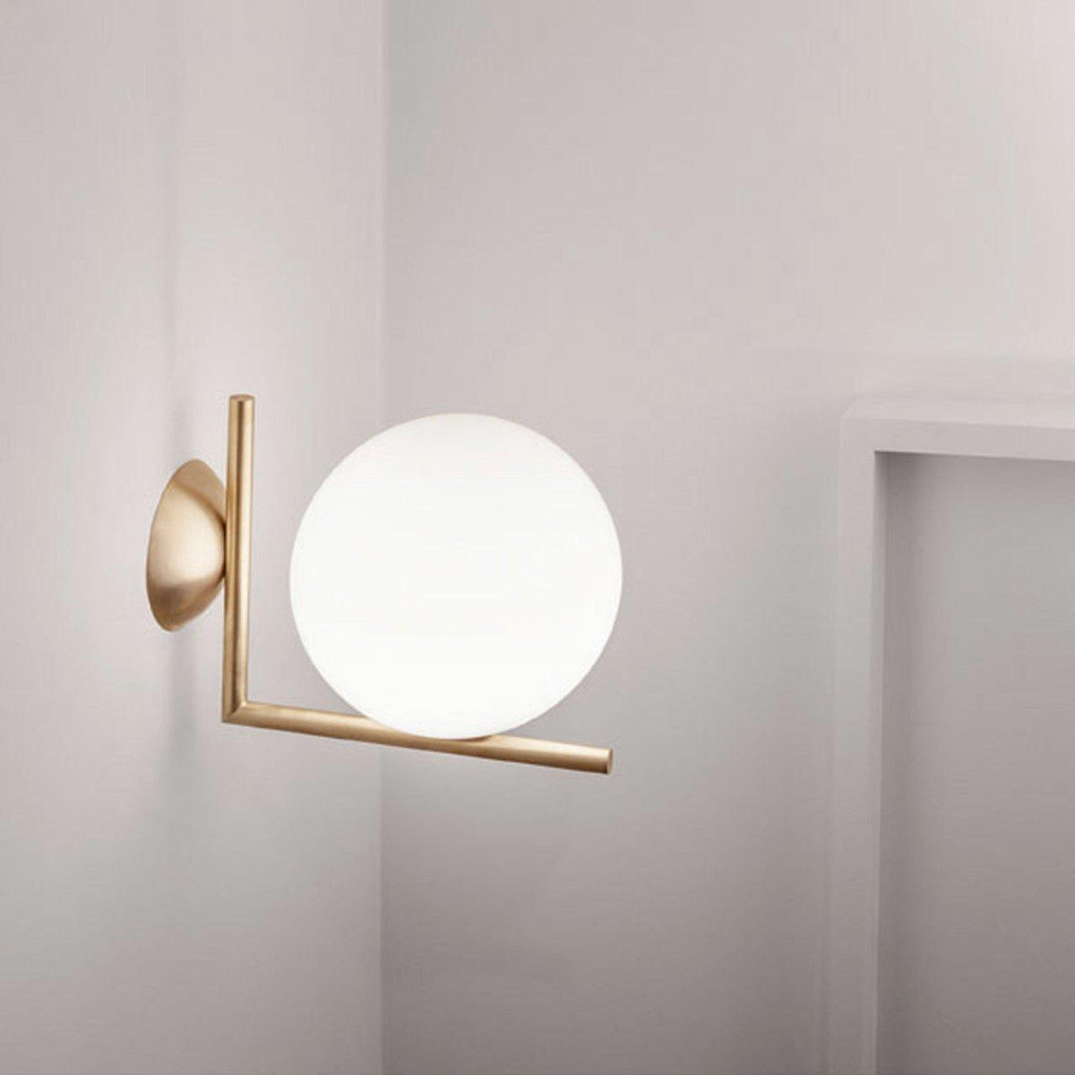 Joanna zeitgenössische minimalistische Opal-geblasene-Glas-Wandleuchte