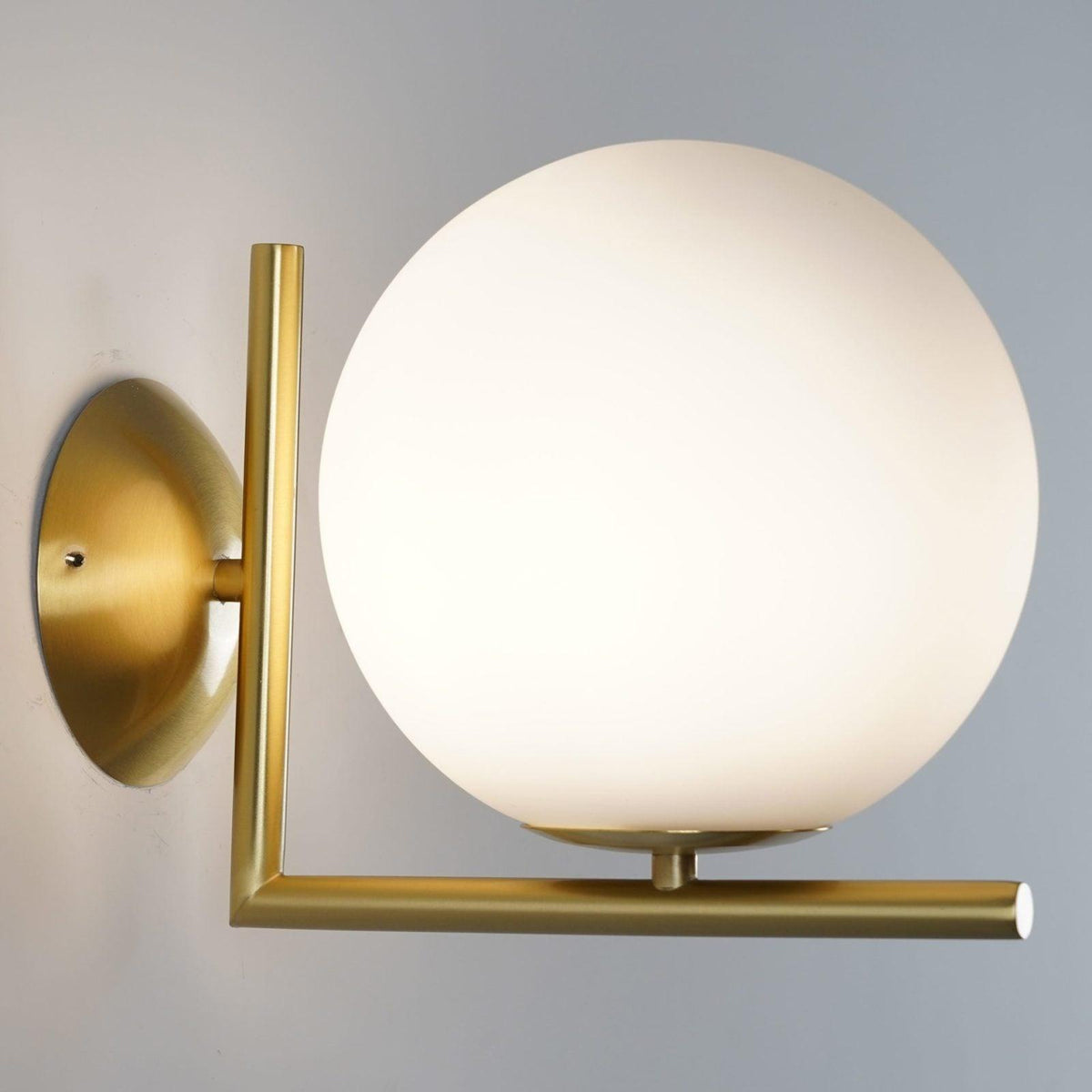Joanna zeitgenössische minimalistische Opal-geblasene-Glas-Wandleuchte