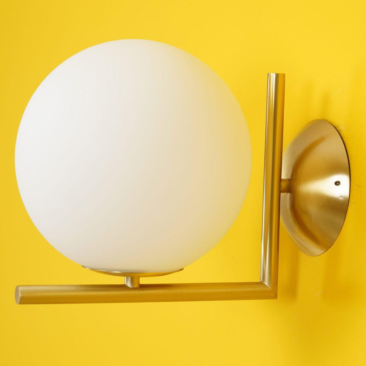 Joanna zeitgenössische minimalistische Opal-geblasene-Glas-Wandleuchte