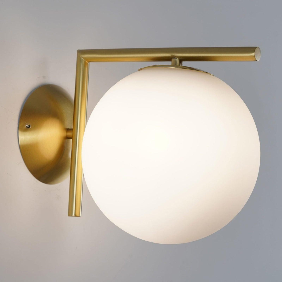 Joanna zeitgenössische minimalistische Opal-geblasene-Glas-Wandleuchte
