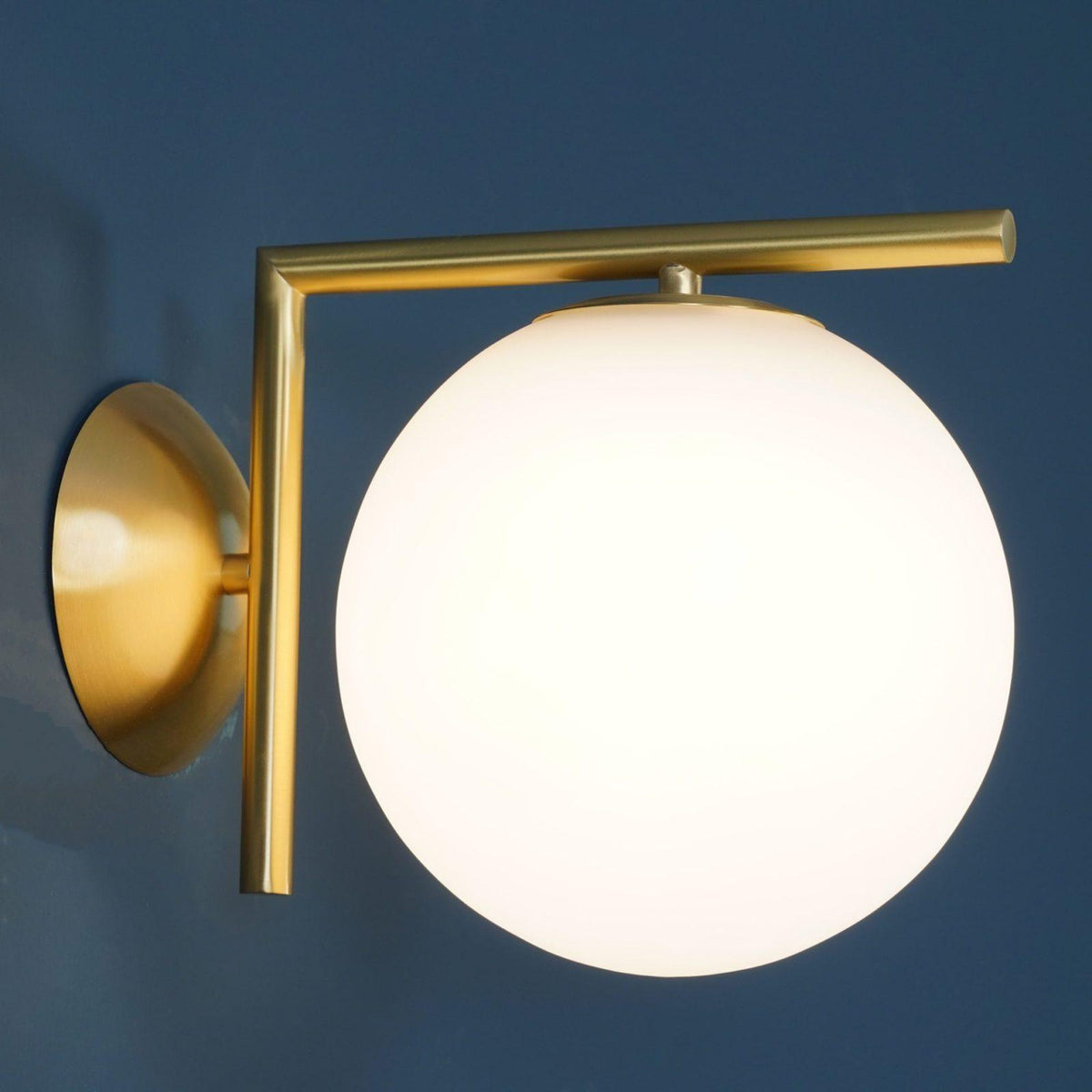 Joanna zeitgenössische minimalistische Opal-geblasene-Glas-Wandleuchte