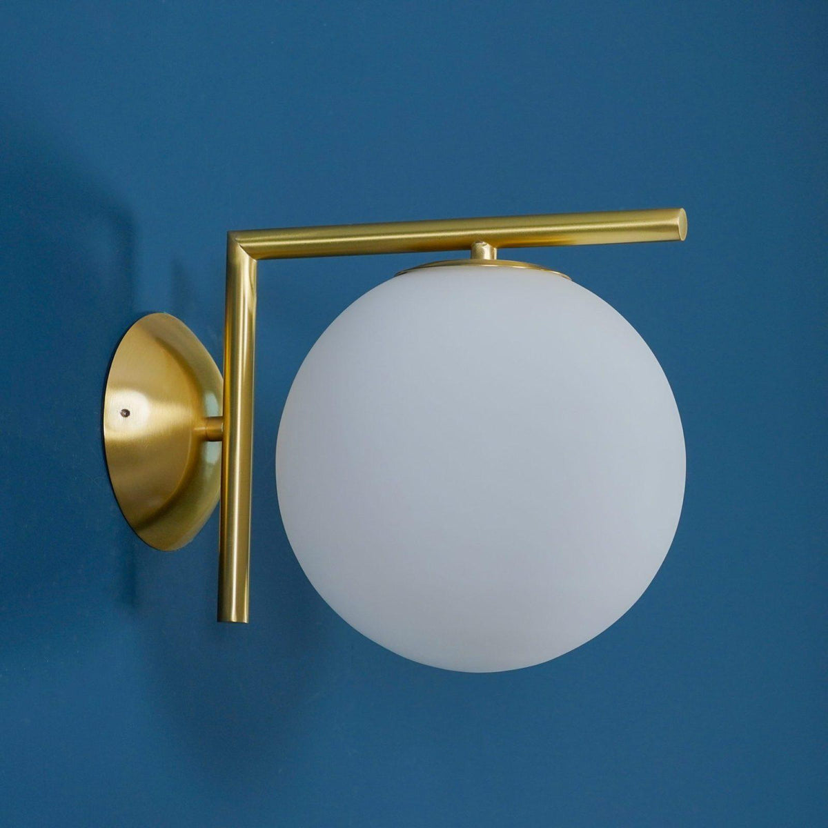 Joanna zeitgenössische minimalistische Opal-geblasene-Glas-Wandleuchte