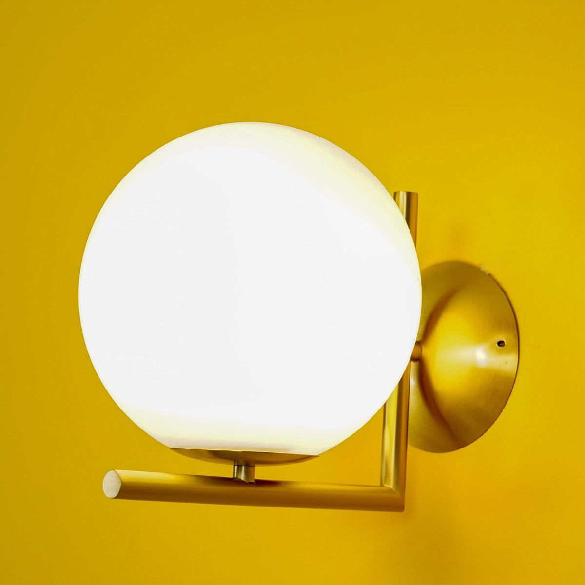 Joanna zeitgenössische minimalistische Opal-geblasene-Glas-Wandleuchte