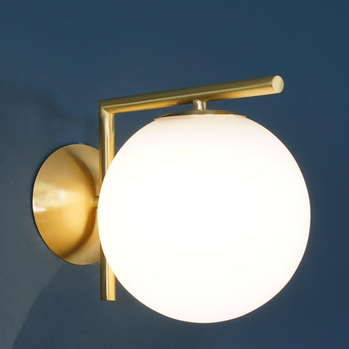 Joanna zeitgenössische minimalistische Opal-geblasene-Glas-Wandleuchte