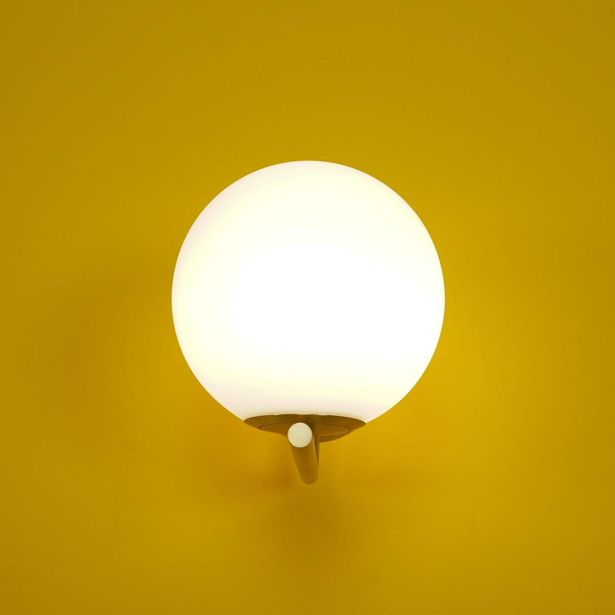 Joanna zeitgenössische minimalistische Opal-geblasene-Glas-Wandleuchte