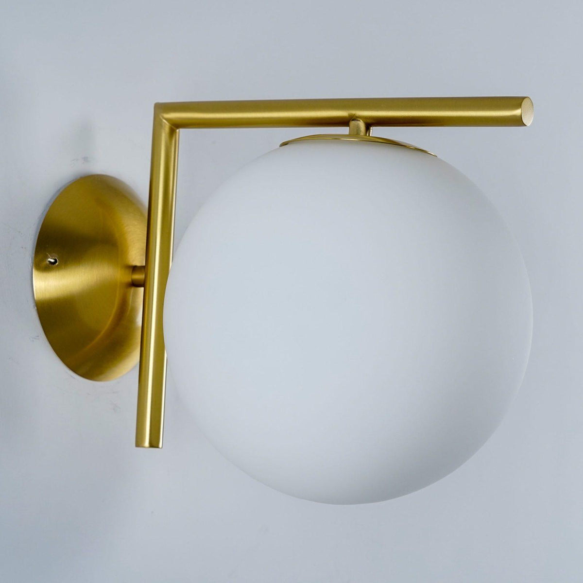 Joanna zeitgenössische minimalistische Opal-geblasene-Glas-Wandleuchte