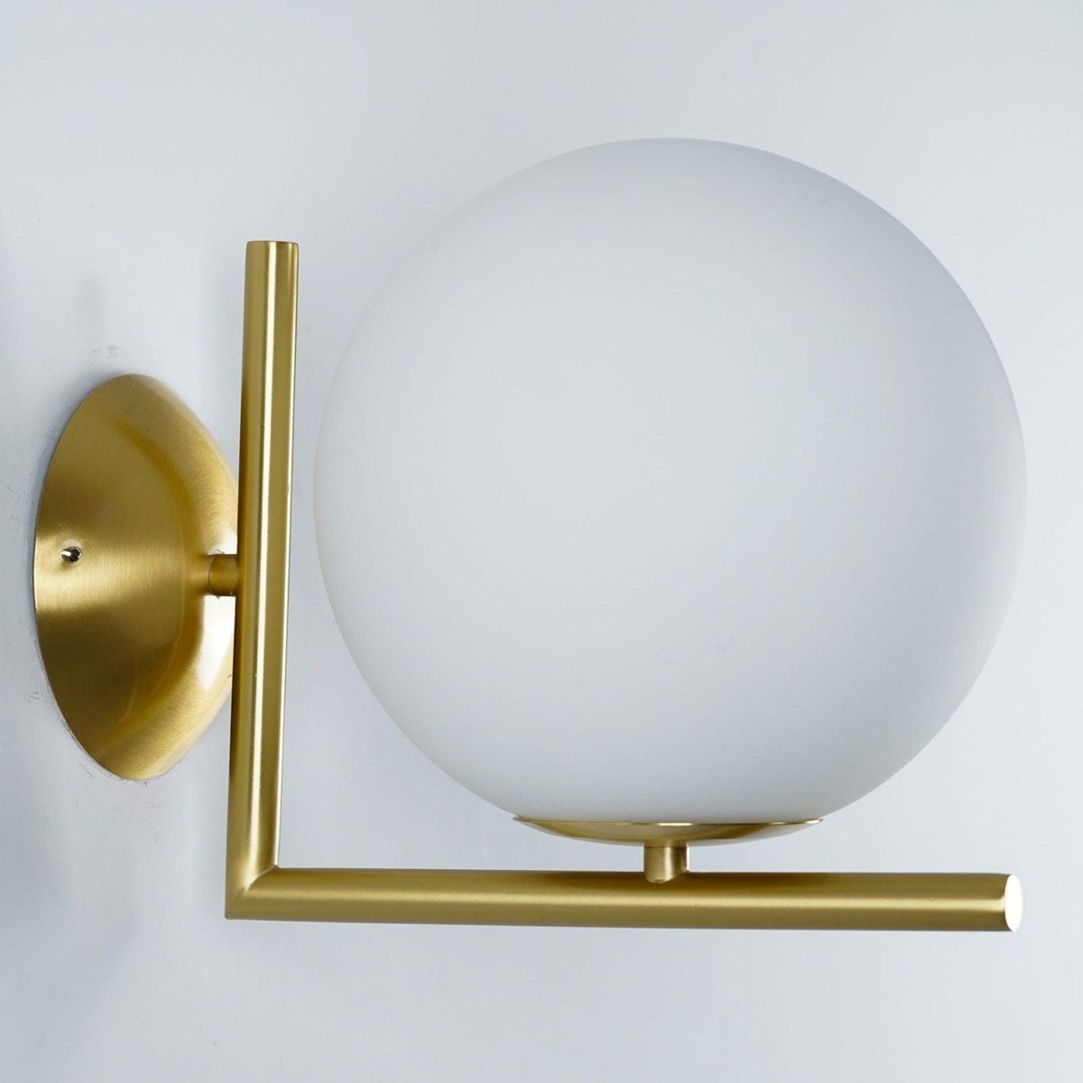 Joanna zeitgenössische minimalistische Opal-geblasene-Glas-Wandleuchte