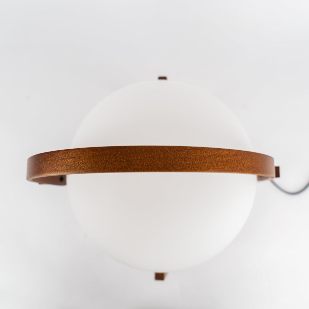 Lethra Tischleuchte aus Holz und Glas