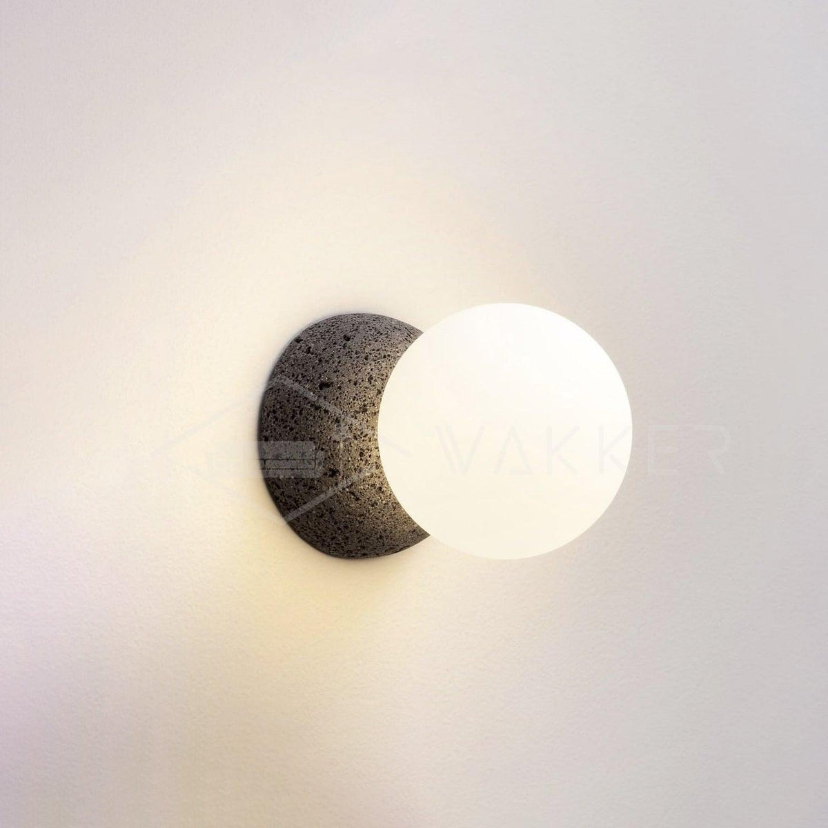 Eirinise Wandleuchte aus Beton mit Opalglas