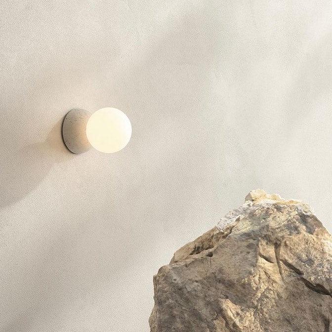 Eirinise Wandleuchte aus Beton mit Opalglas