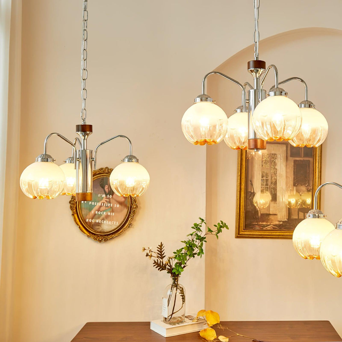 Ulliria Kronleuchter aus Walnuss und Glas mit nordischer Blumenkunst