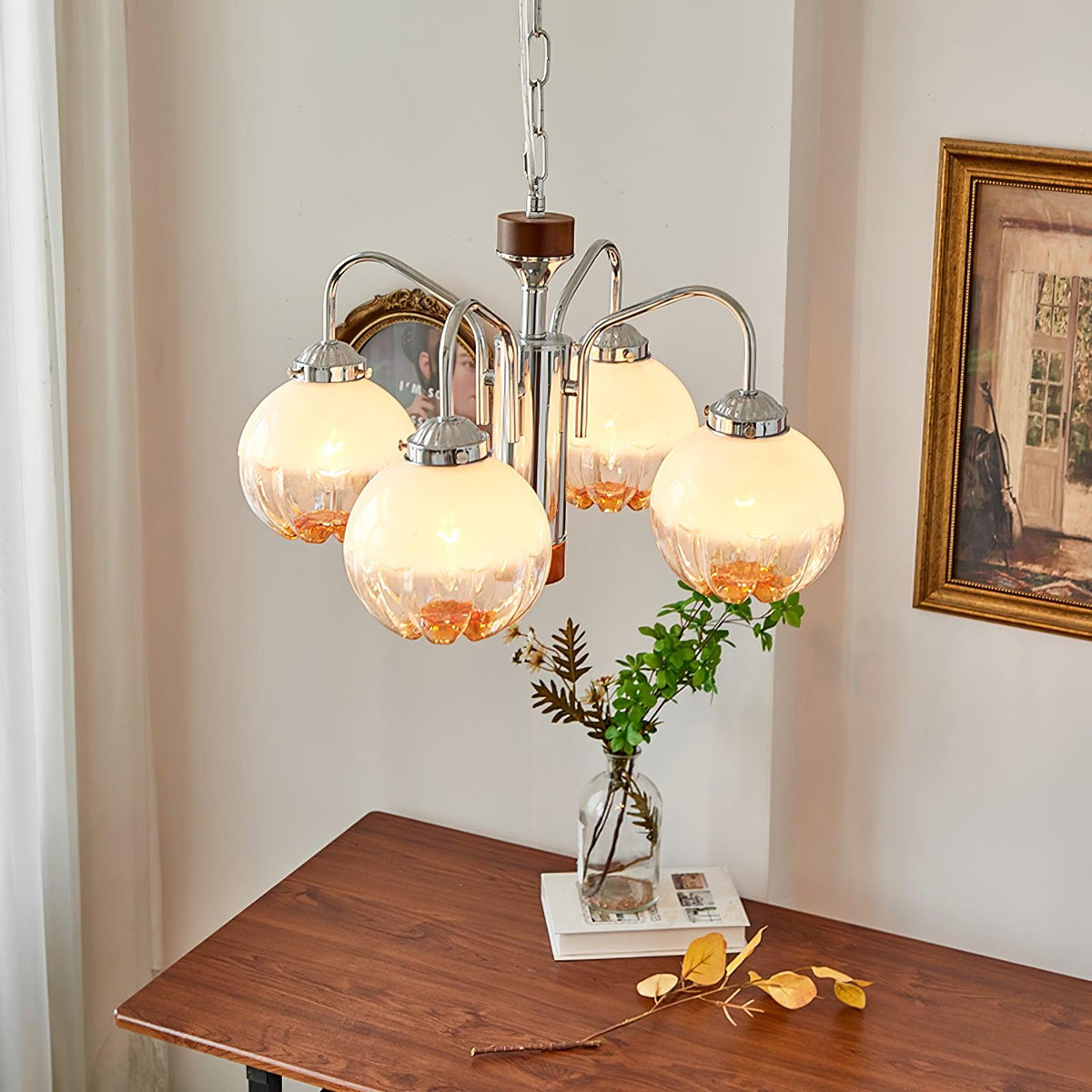 Ulliria Kronleuchter aus Walnuss und Glas mit nordischer Blumenkunst