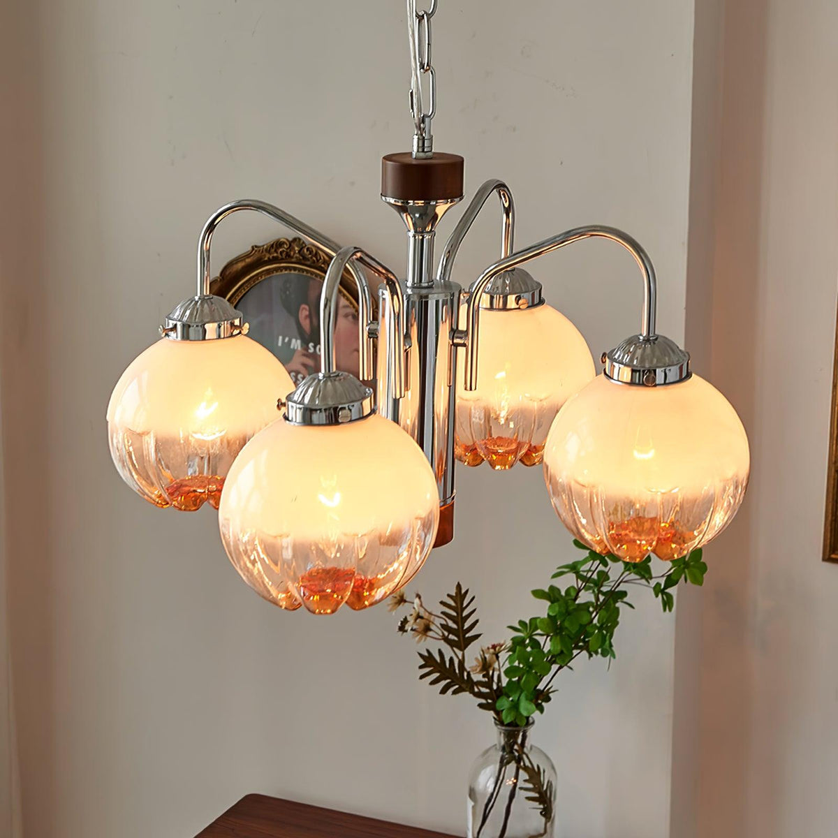 Ulliria Kronleuchter aus Walnuss und Glas mit nordischer Blumenkunst
