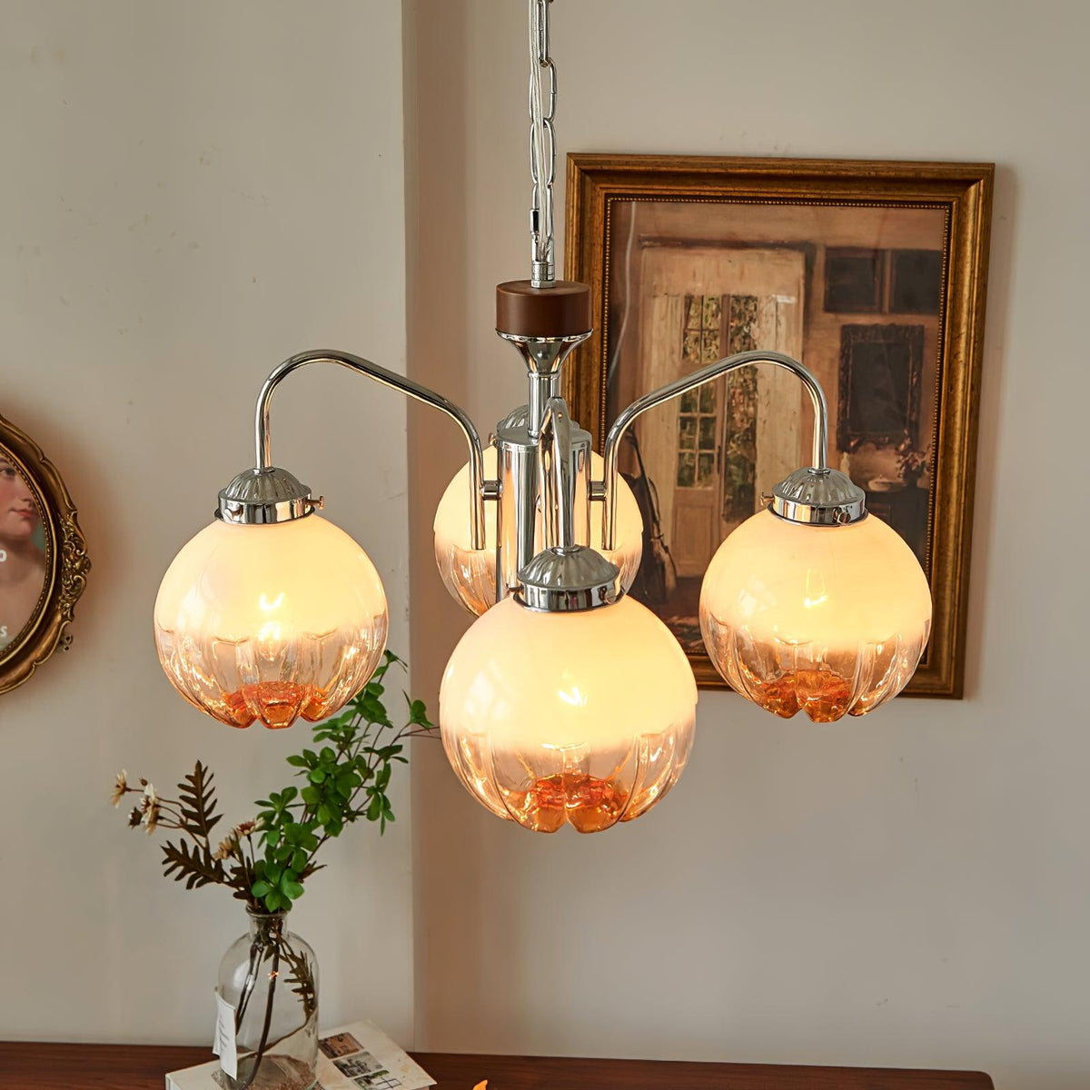Ulliria Kronleuchter aus Walnuss und Glas mit nordischer Blumenkunst