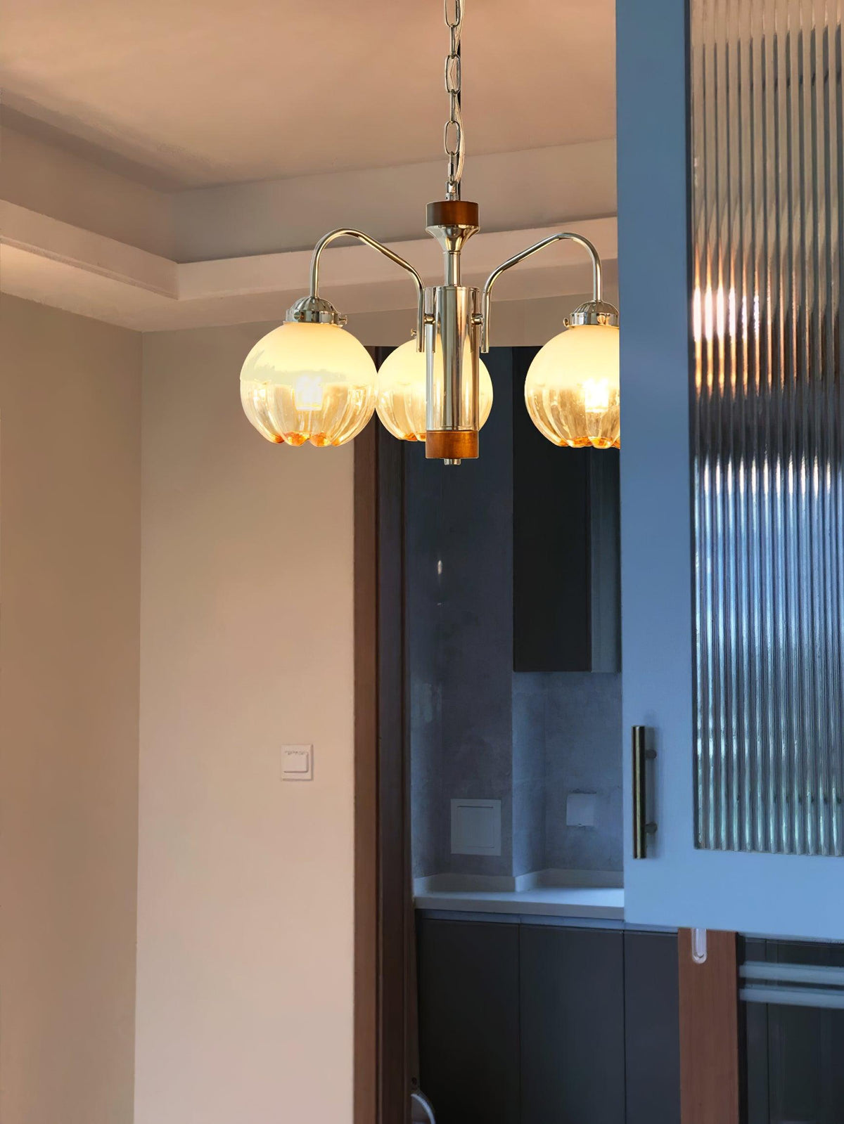 Ulliria Kronleuchter aus Walnuss und Glas mit nordischer Blumenkunst