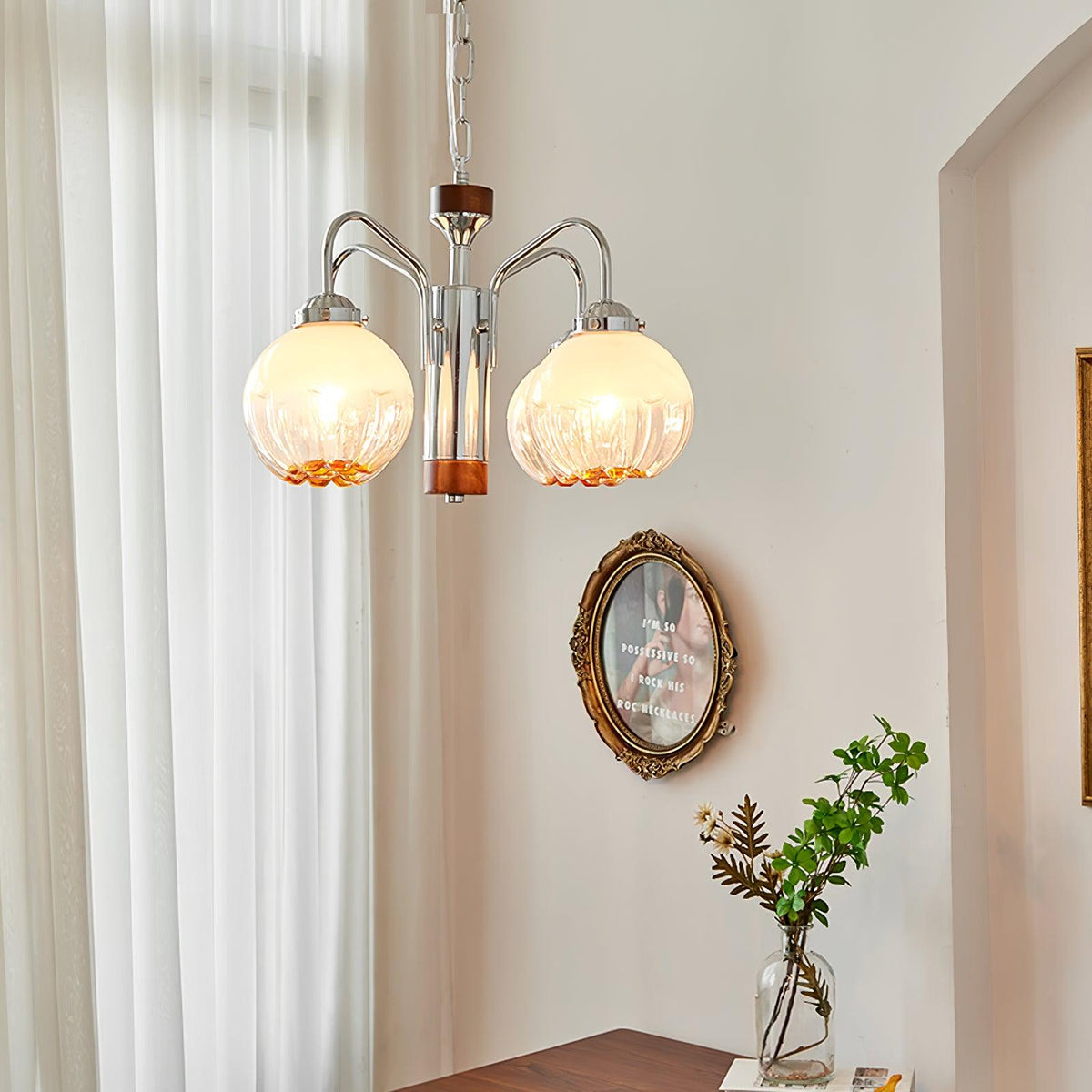 Ulliria Kronleuchter aus Walnuss und Glas mit nordischer Blumenkunst