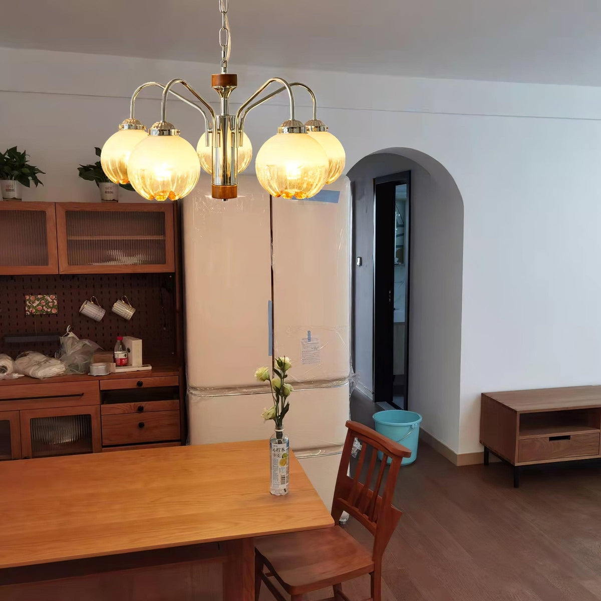 Ulliria Kronleuchter aus Walnuss und Glas mit nordischer Blumenkunst