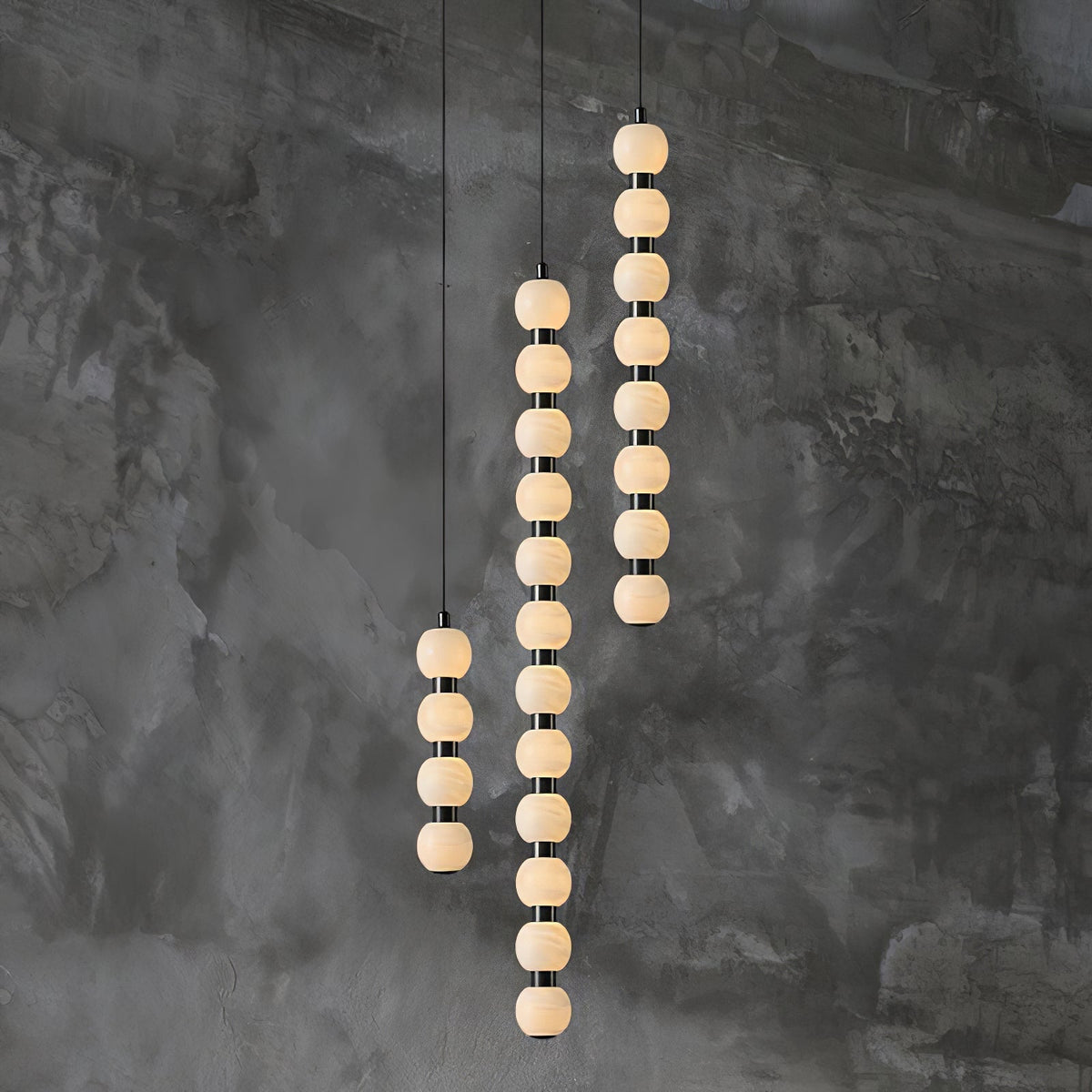 Albinaine zeitgenössische Alabaster-Pendelleuchte in Kieselsteinform