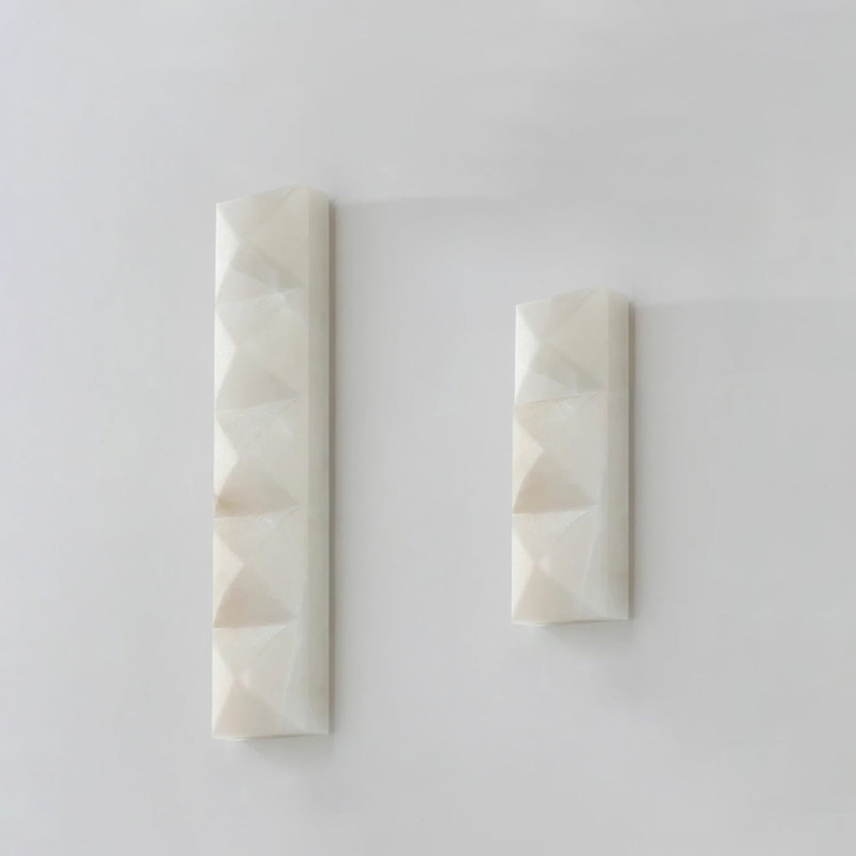 Nivanine zeitgenössische Alabaster-Wandleuchte